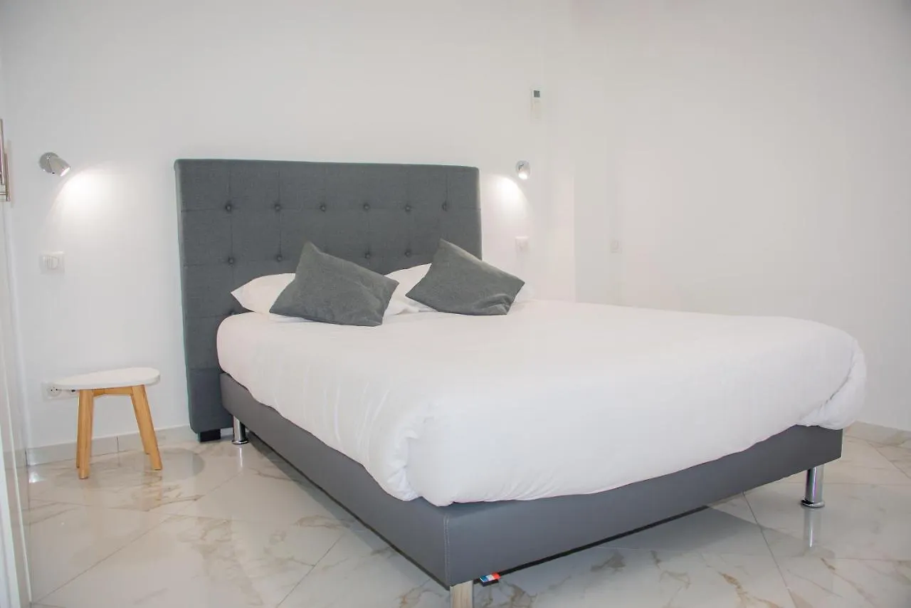 ***  Hotel Et Appartements Reine D'Azur ロクブリュヌ＝カップ＝マルタン フランス