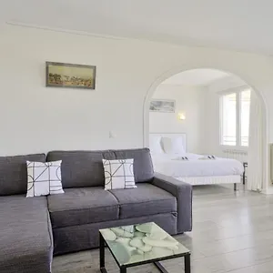https://large-studio-design-w-balcony-at-the-heart-of-biarritz-welkeys.biarritzhotels.info