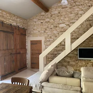 https://appartement-cecile-avec-piscine-campagne-eyragues.aixenprovencehotels.org