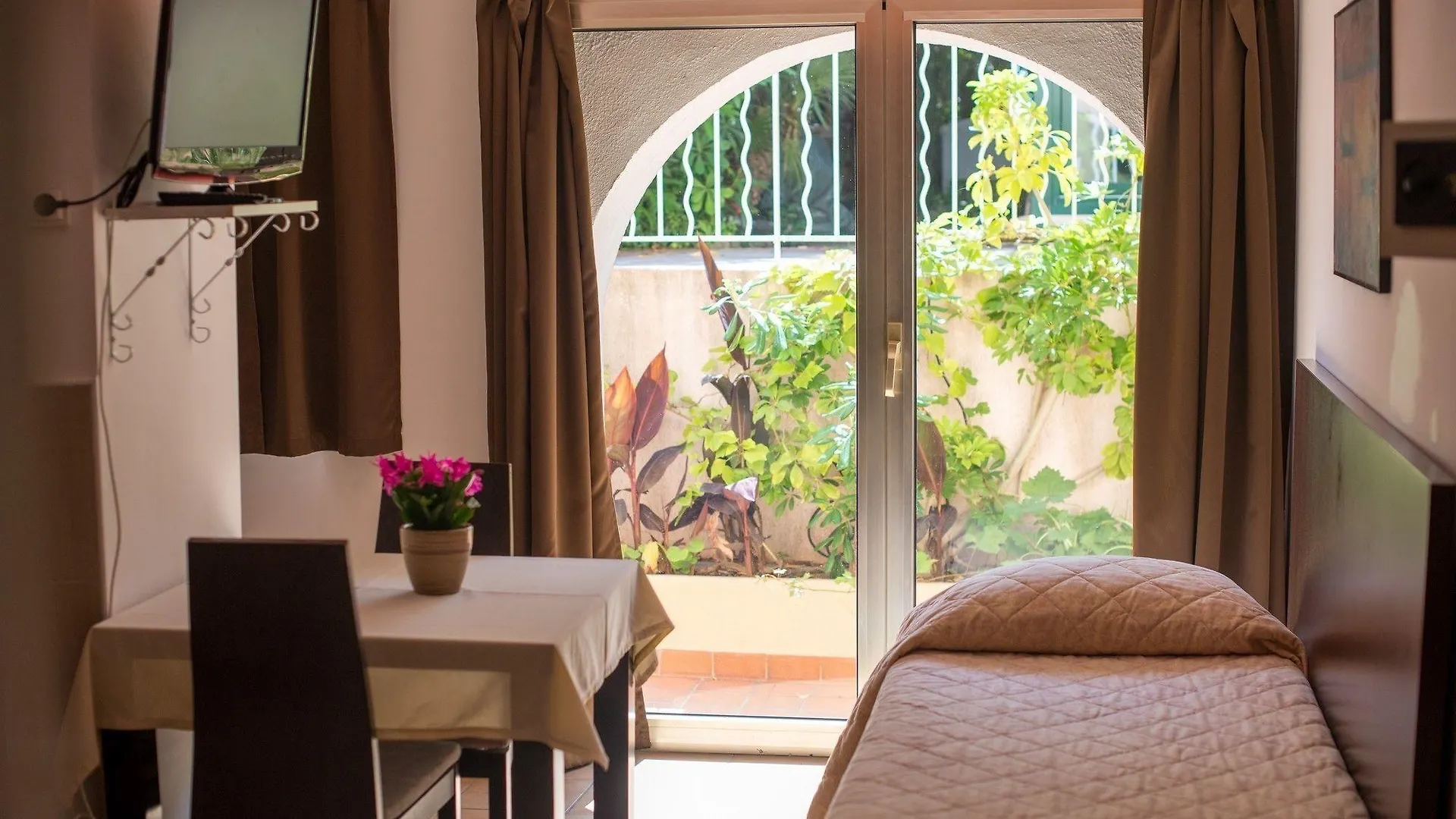 Hotel Et Appartements Reine D'Azur Roquebrune-Cap-Martin 3*,