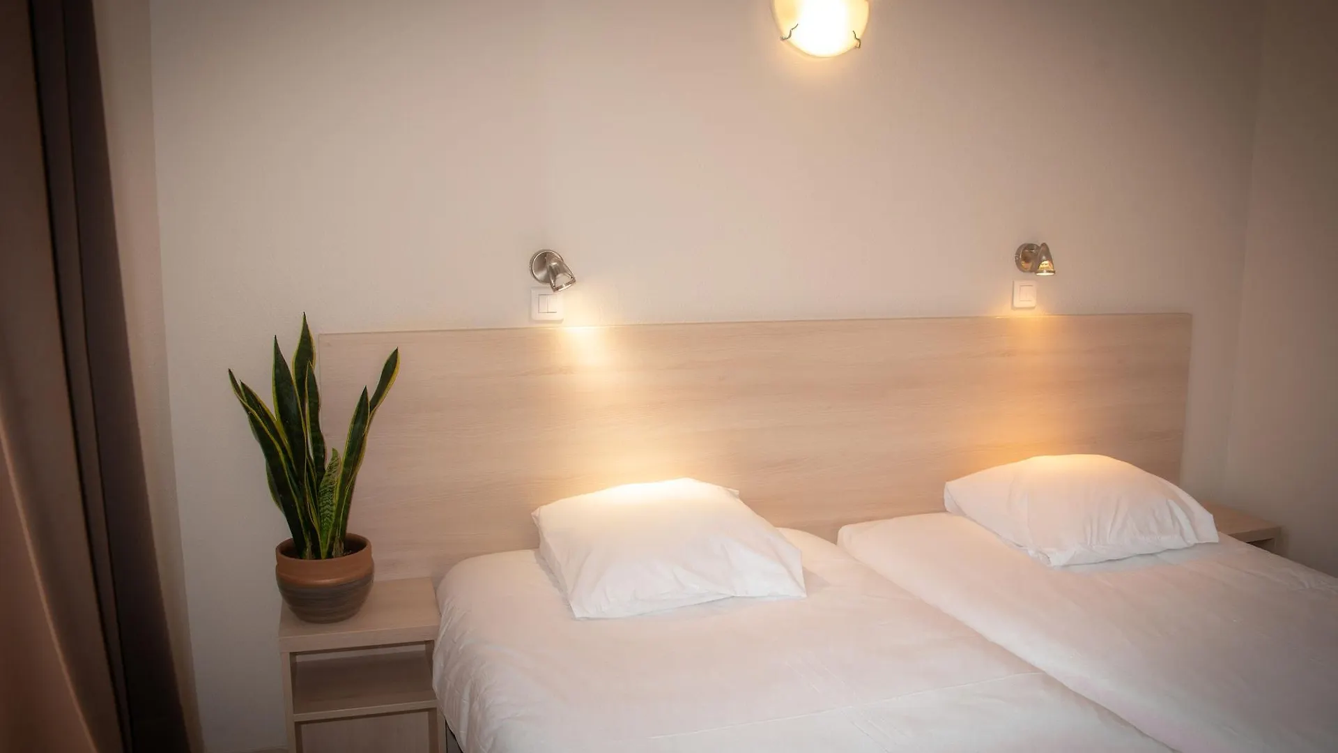 Hotel Et Appartements Reine D'Azur Roquebrune-Cap-Martin 3*,  Frankrike